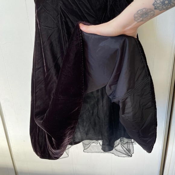 Black velvet petal scalloped neckline off the shoulder dress vintage retro - Picture 3 of 8